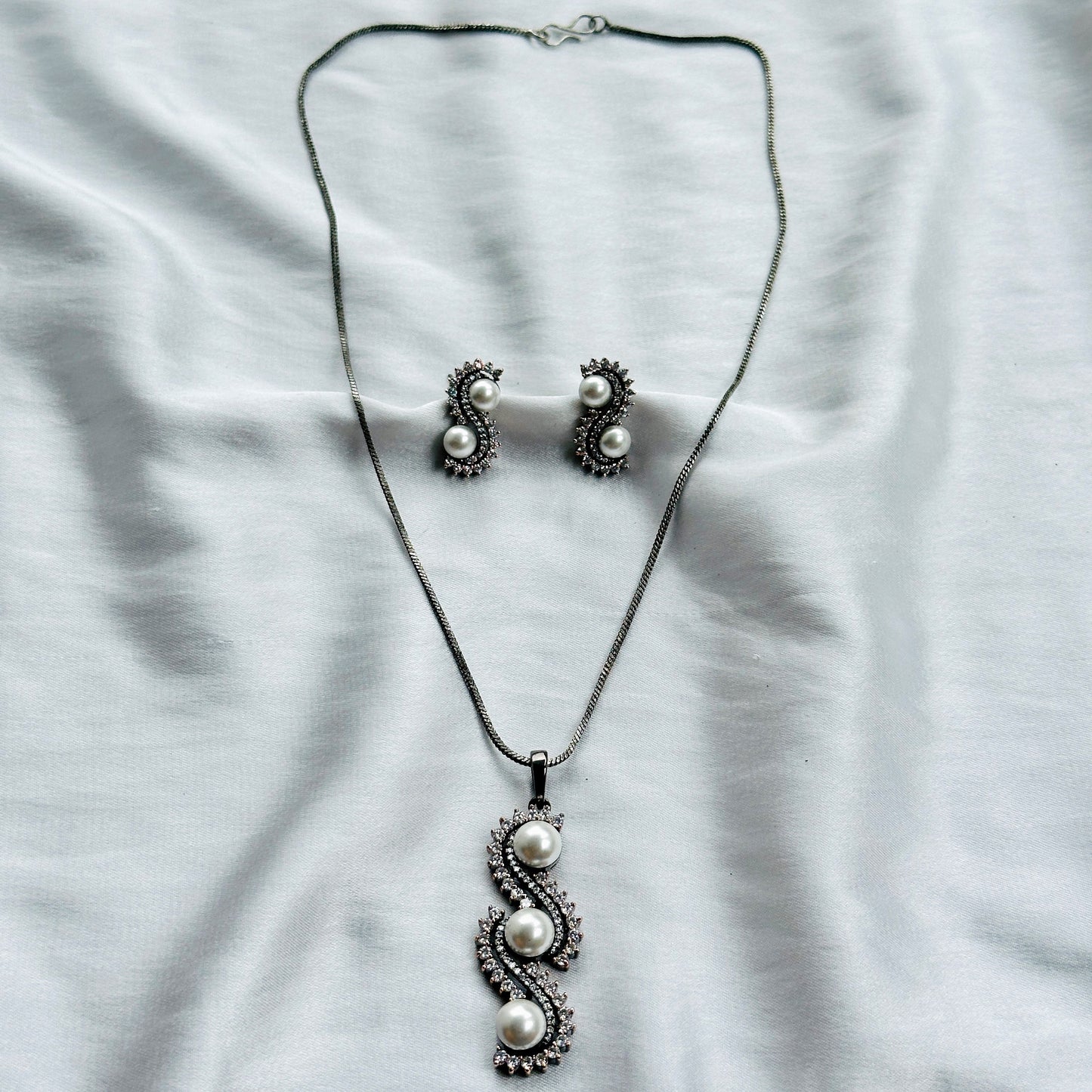 American Diamond Pearl Victorian Plated Pendant Set