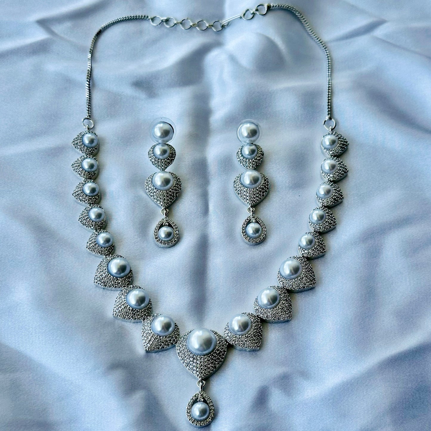 Solitaire Cubic Zircon American Diamond Pearl Studded Silver Plated Necklace Set