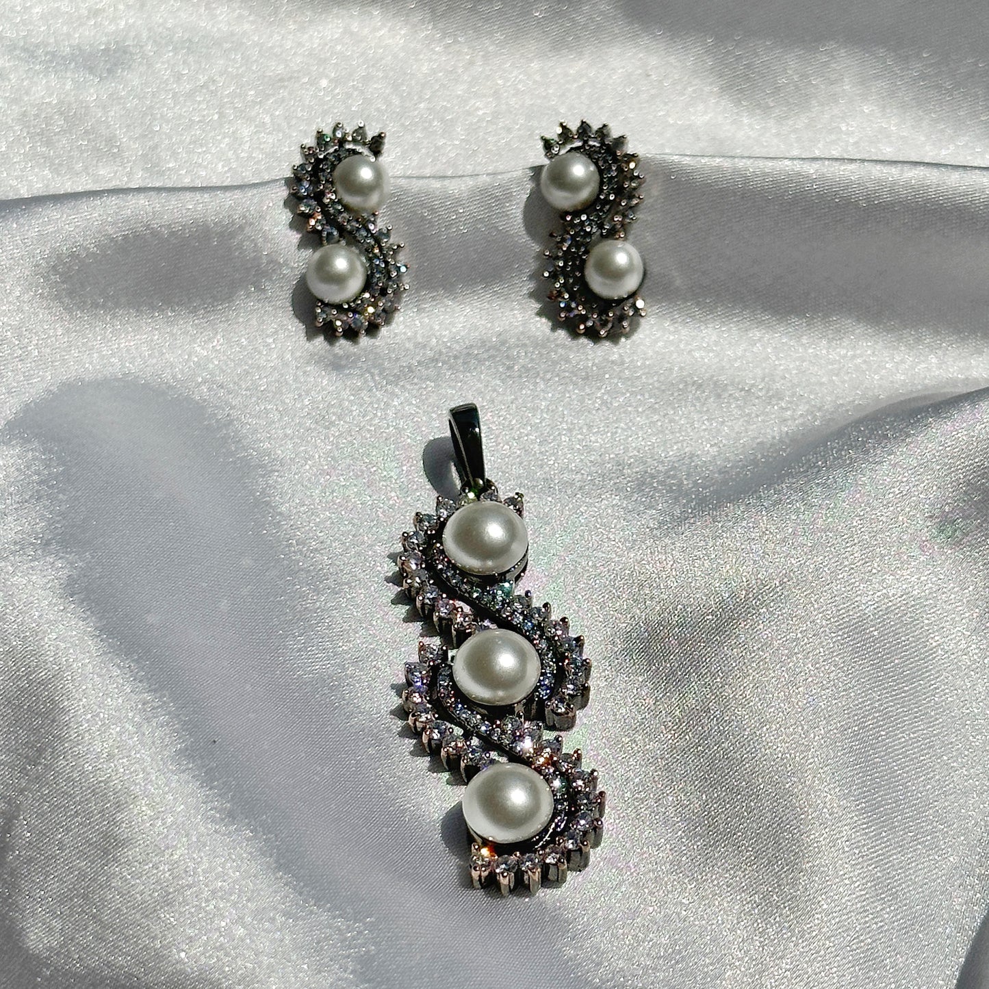 American Diamond Pearl Victorian Plated Pendant Set