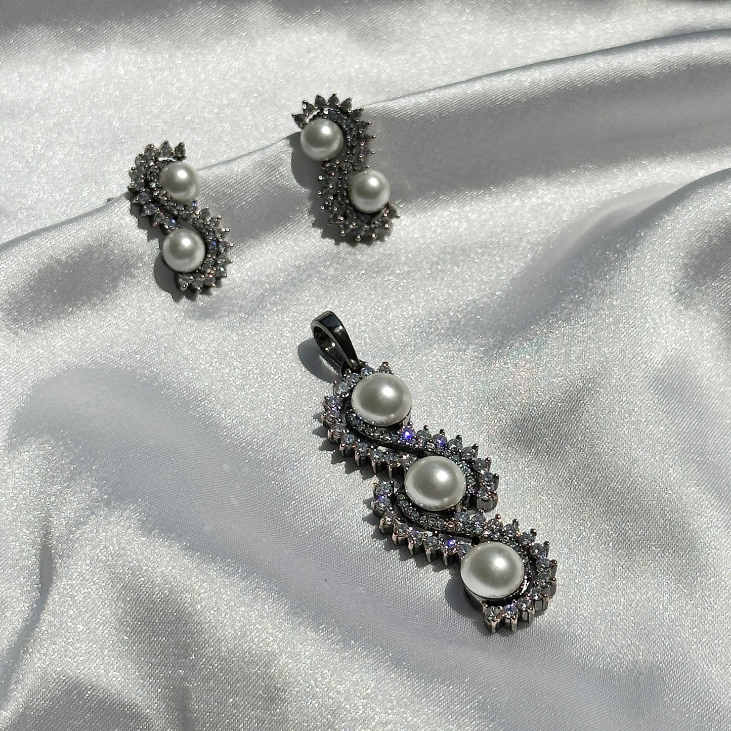 Solitaire Cubic Zirconia American Diamond Victorian Plated Pearl Studded Pendant Set