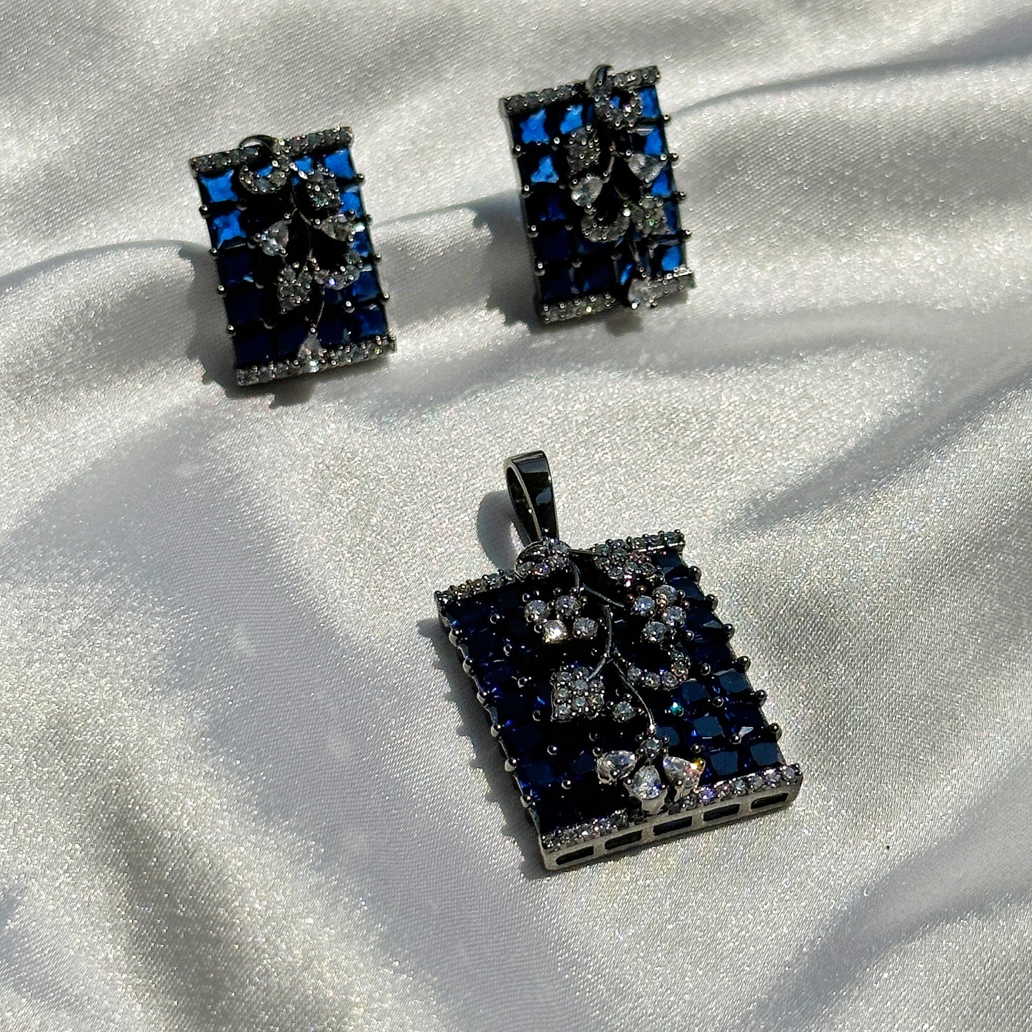 Blue Sapphire Cubic Zircon American Diamond Victorian Plating Pendant Set