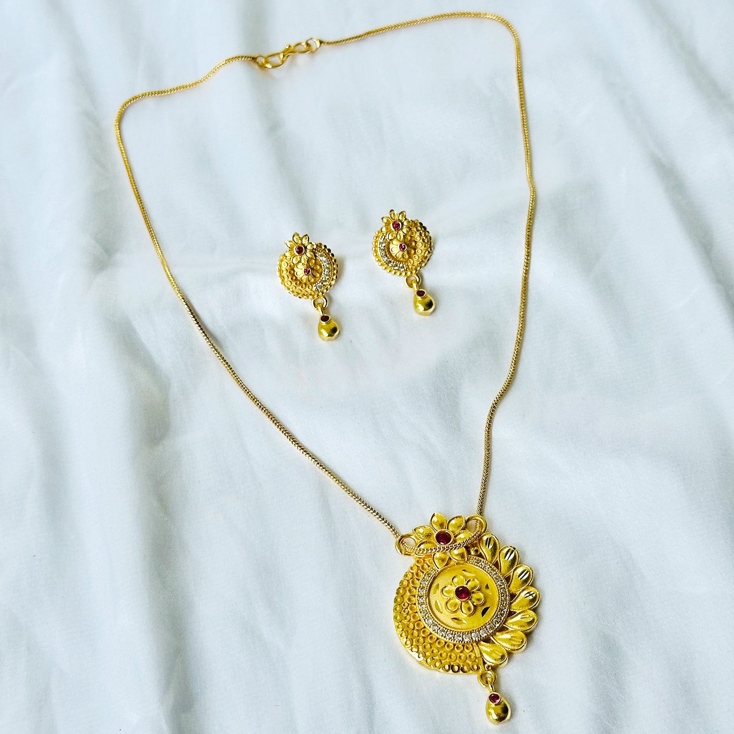 Round Floral Leaf Design American Diamond 1 Micron Gold Plated Pendant Set