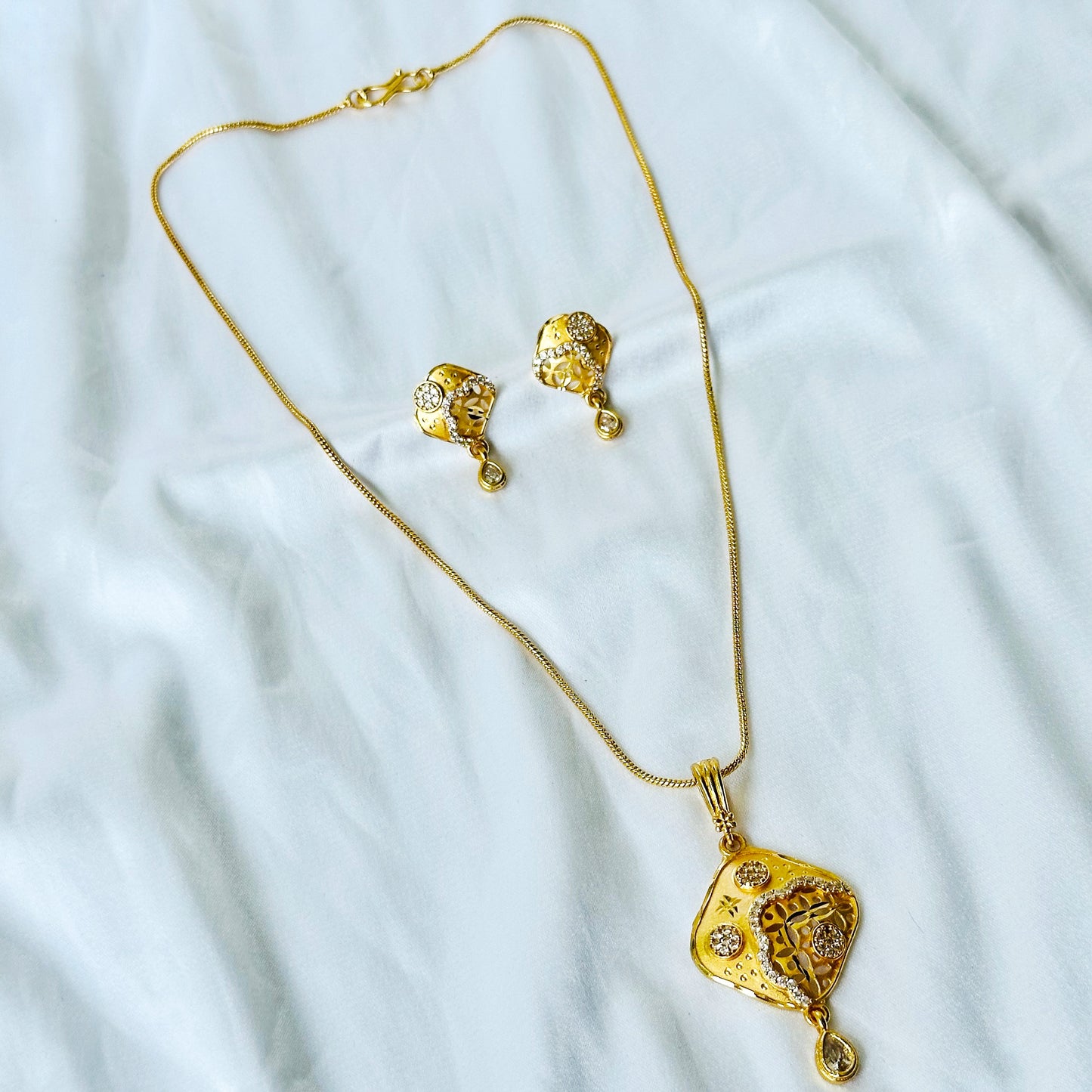 Abstract Design American Diamond 1 Micron Gold Plated Pendant Set