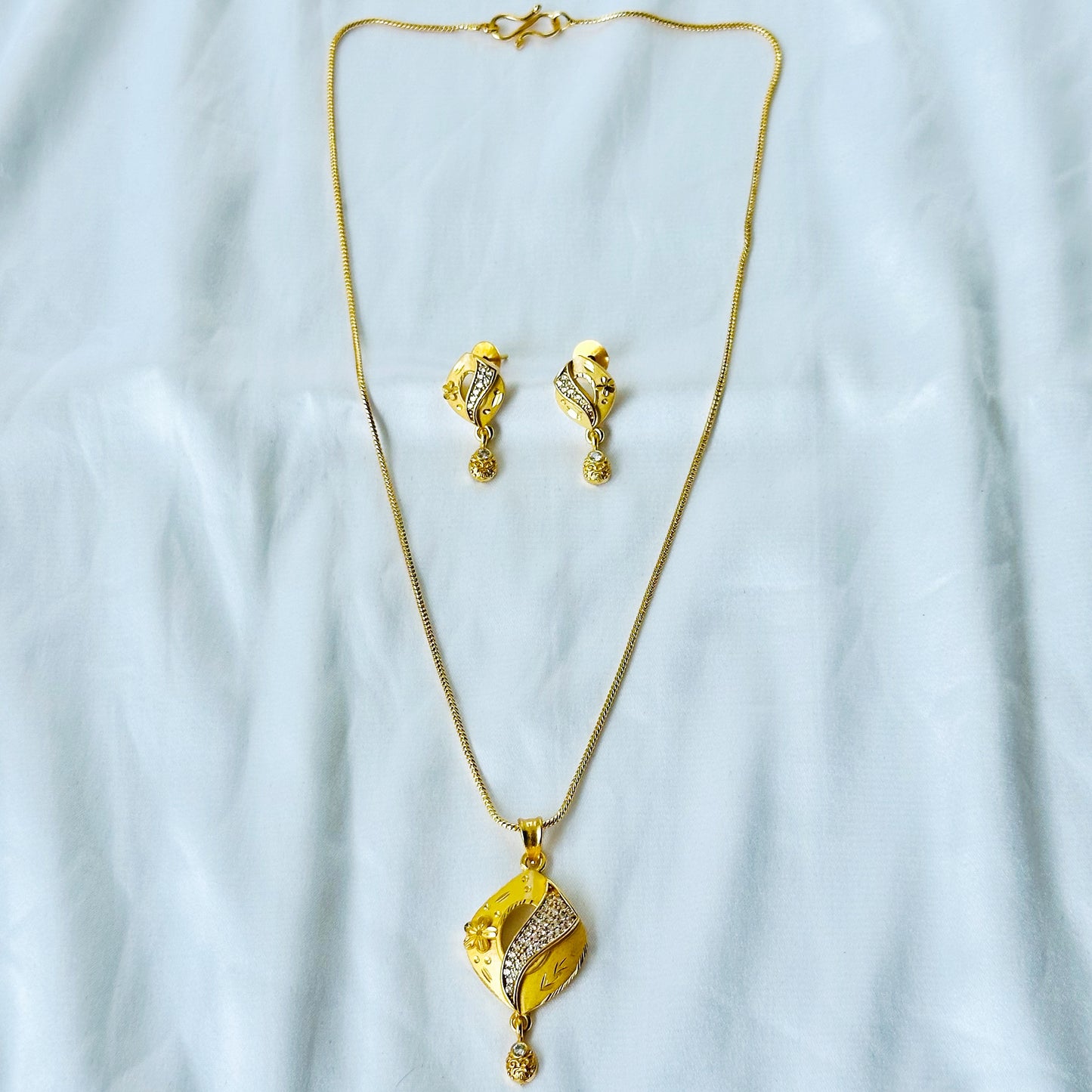 Drop Design American Diamond 1 Micron Gold Plated Pendant Set