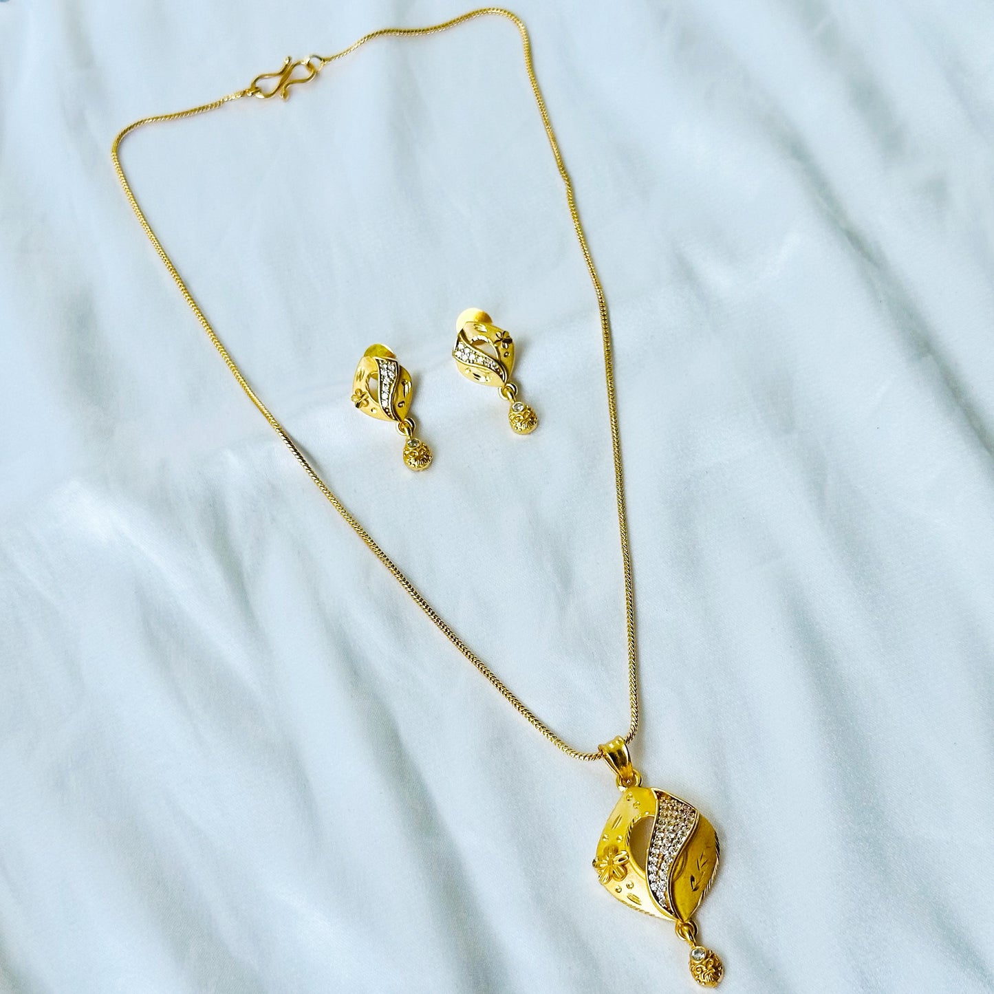 Drop Design American Diamond 1 Micron Gold Plated Pendant Set