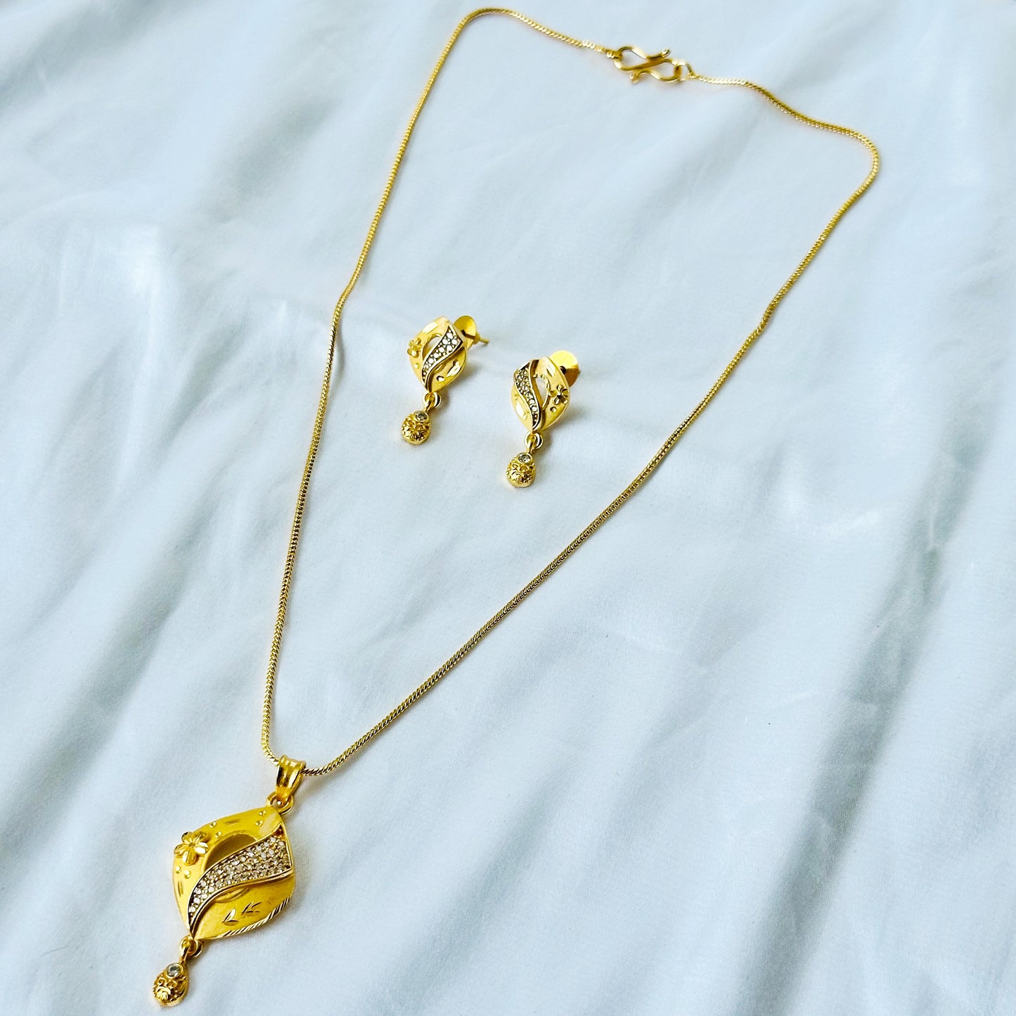 Drop Design American Diamond 1 Micron Gold Plated Pendant Set