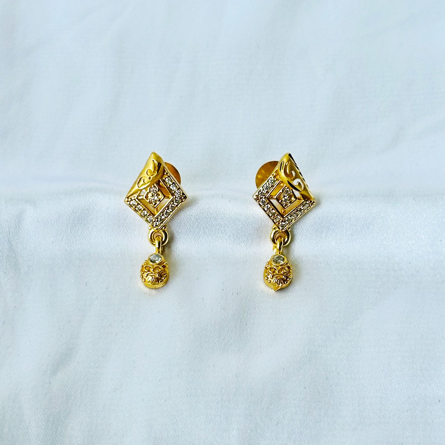 Abstract Floral Design American Diamond 1 Micron Gold Plated Pendant Set
