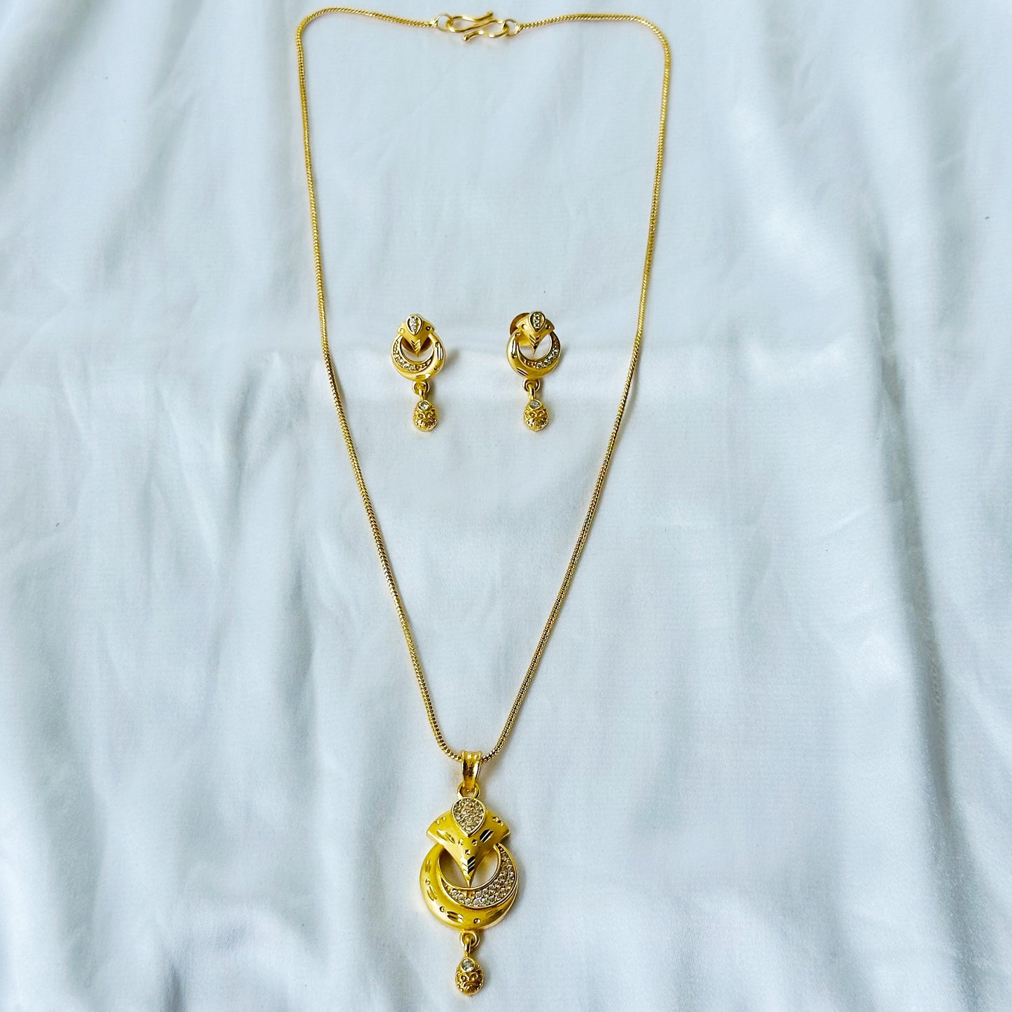 Abstract Design American Diamond 1 Micron Gold Plated Pendant Set