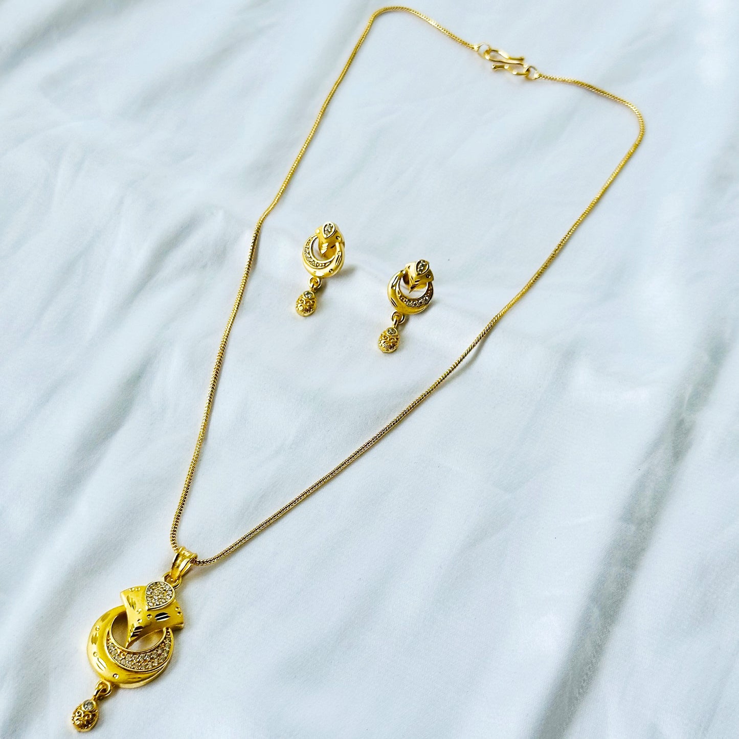 Abstract Design American Diamond 1 Micron Gold Plated Pendant Set