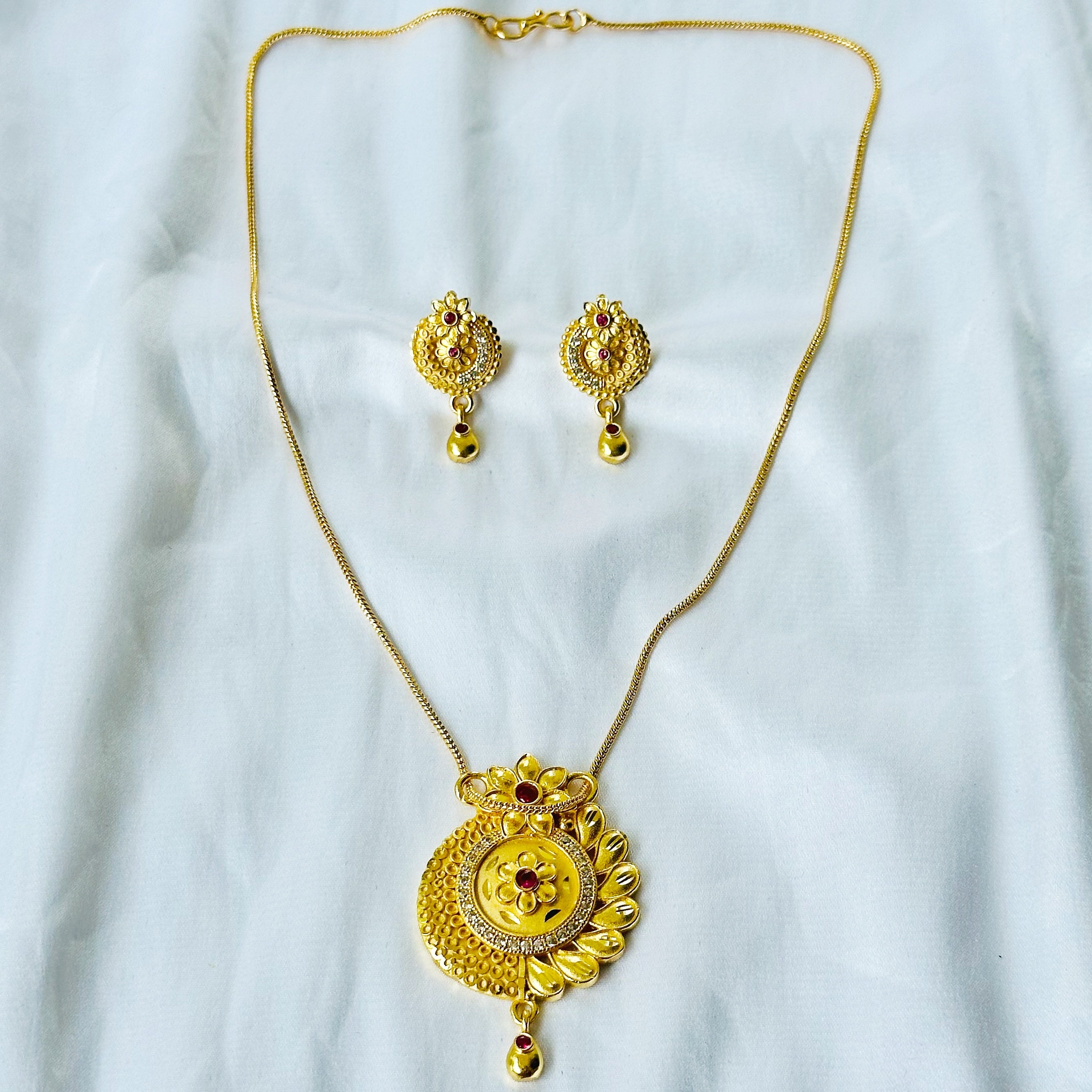 Round Floral Leaf Design American Diamond 1 Micron Gold Plated Pendant Set