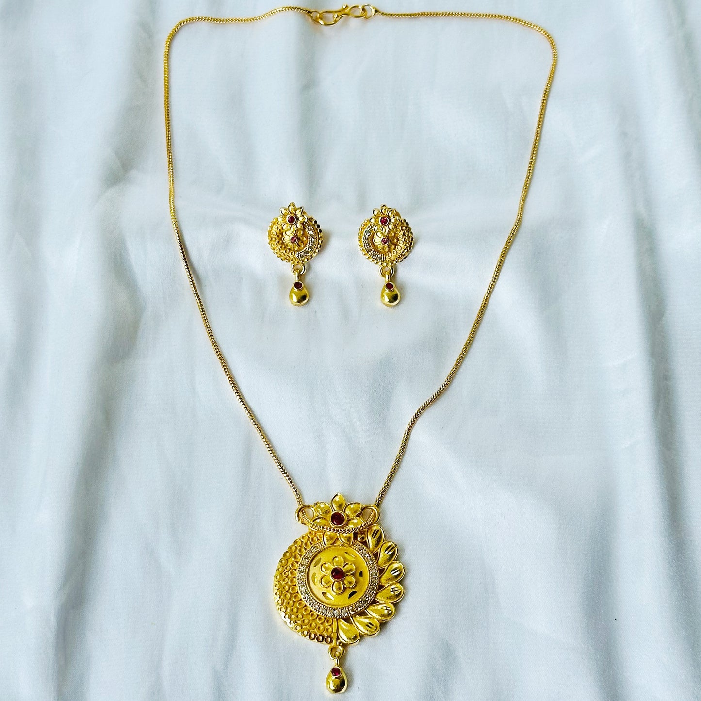 Round Floral Leaf Design American Diamond 1 Micron Gold Plated Pendant Set
