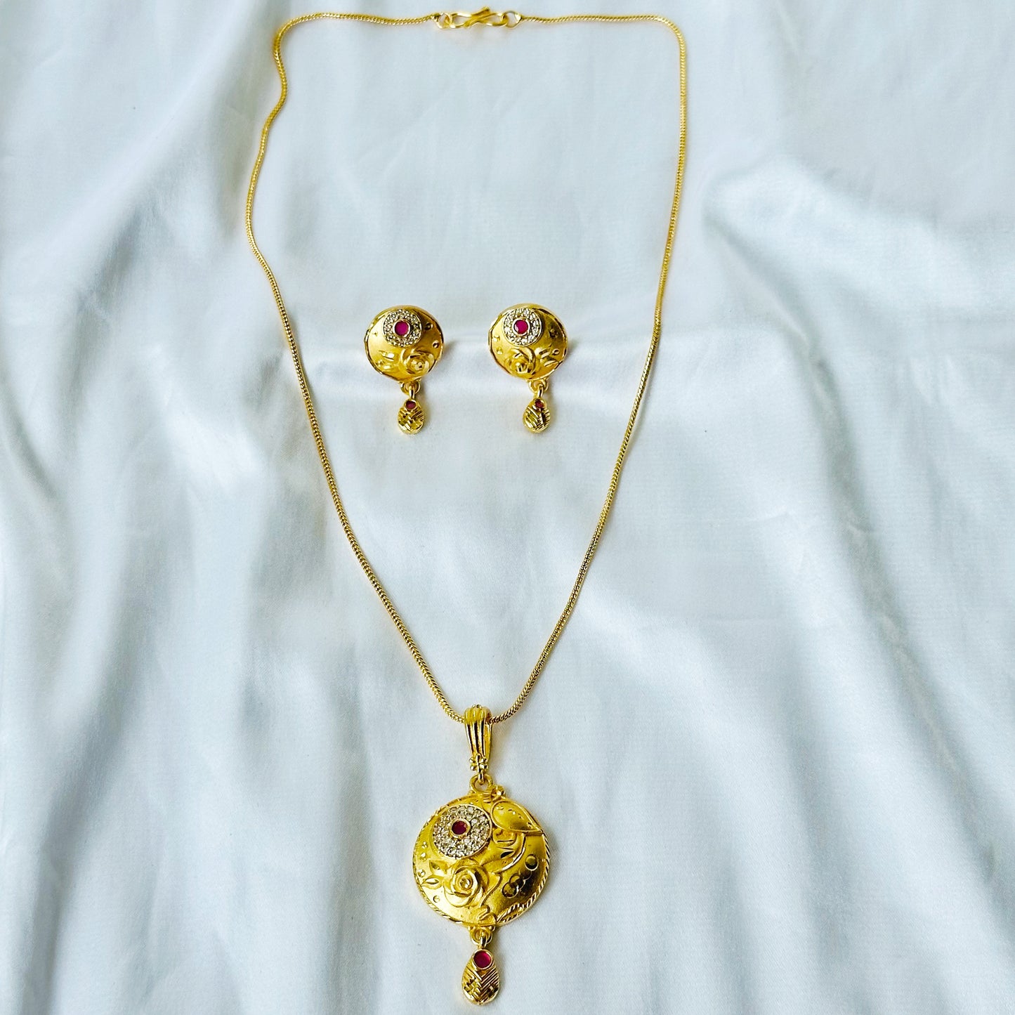 Round Floral Leaf Design American Diamond 1 Micron Gold Plated Pendant Set