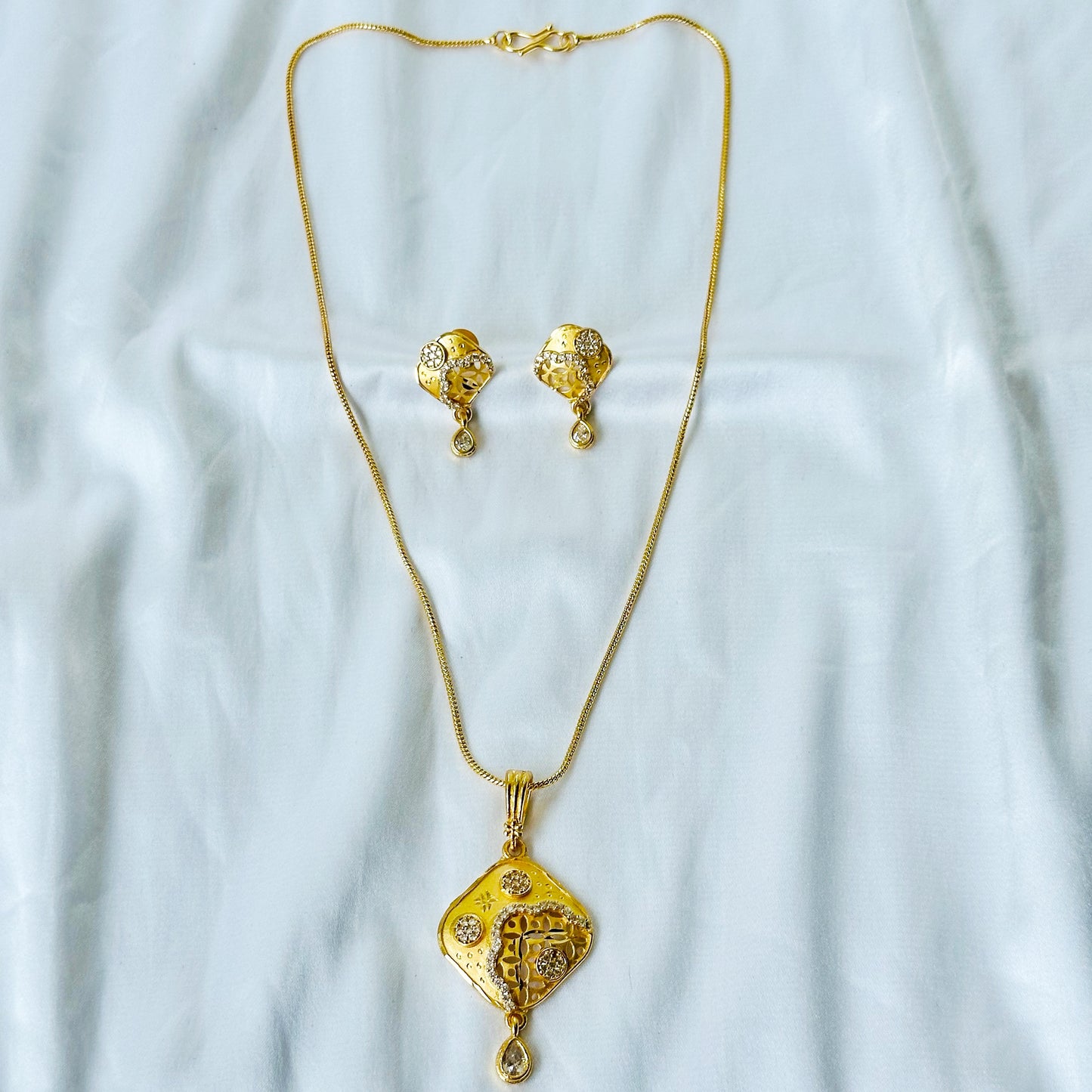 Abstract Design American Diamond 1 Micron Gold Plated Pendant Set