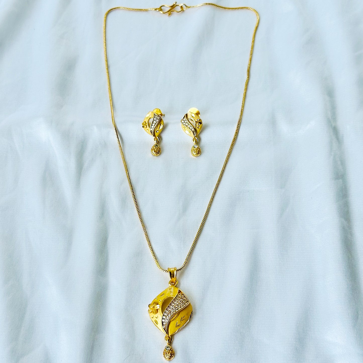 Drop Design American Diamond 1 Micron Gold Plated Pendant Set