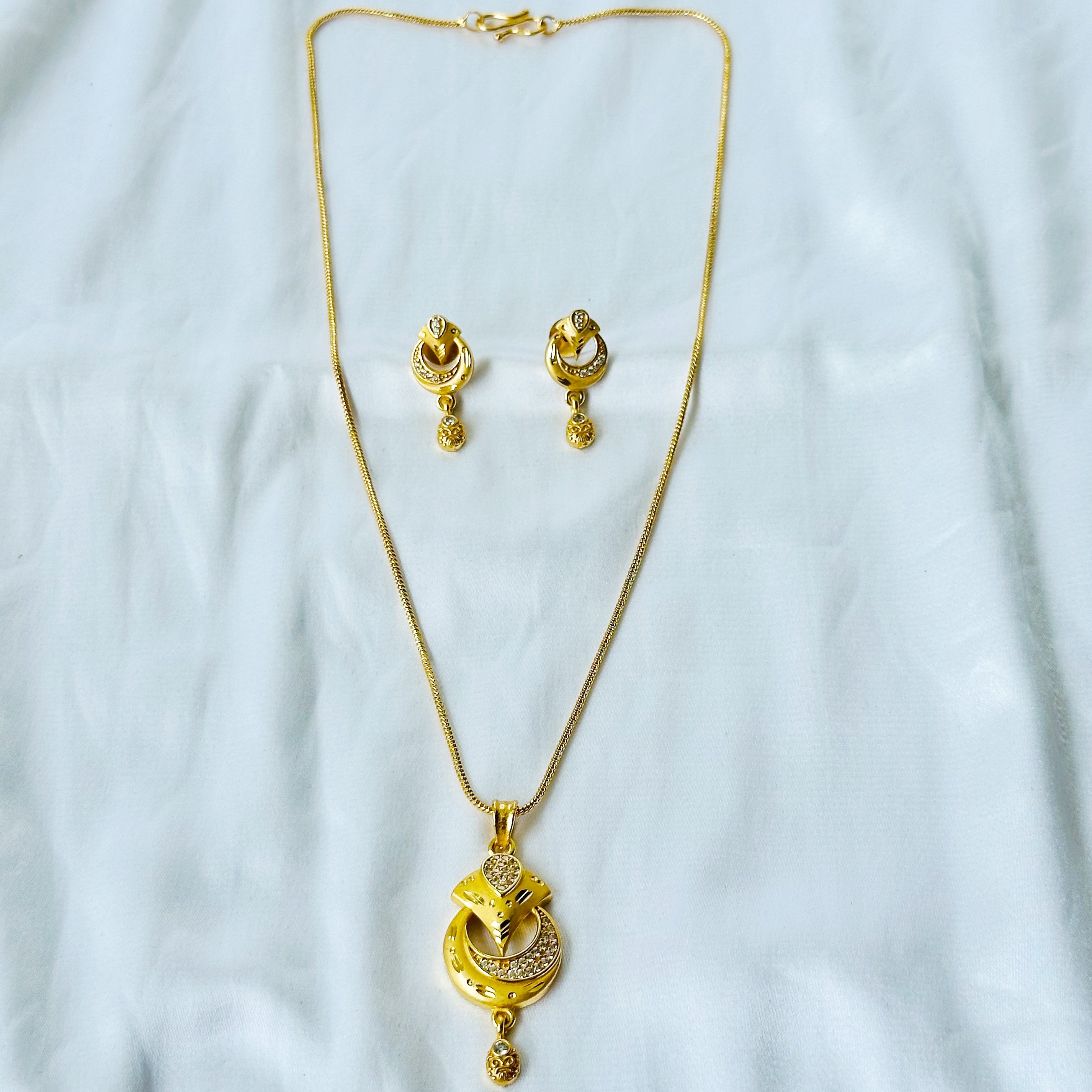 Abstract Design American Diamond 1 Micron Gold Plated Pendant Set