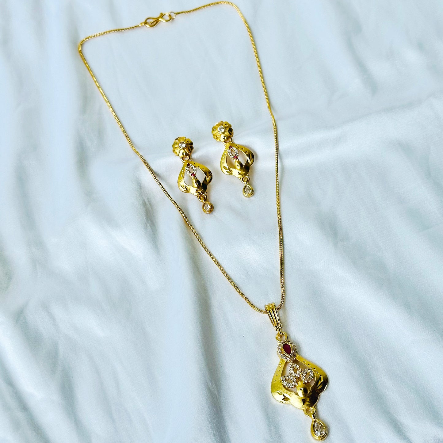 Abstract Design American Diamond 1 Micron Gold Plated Pendant Set