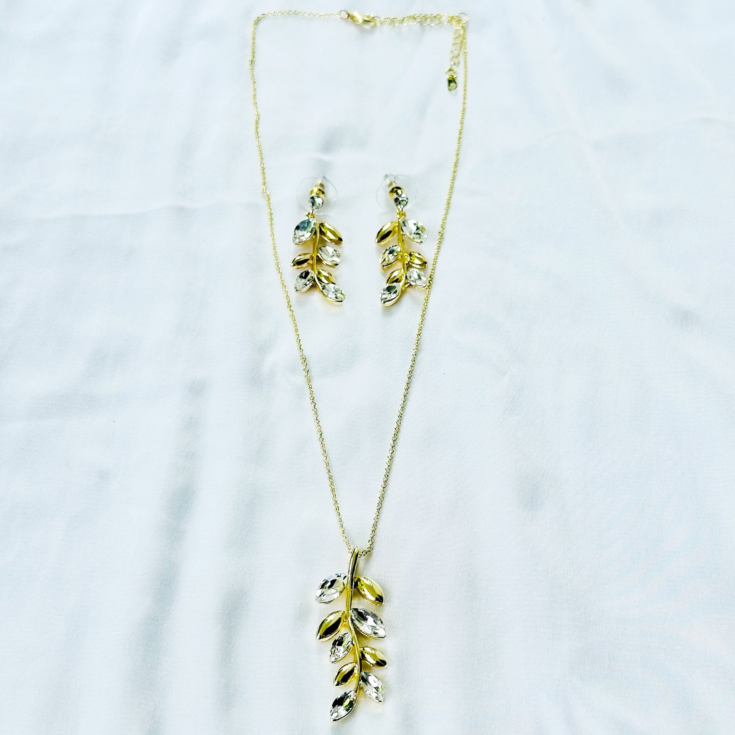 Solitaire Cubic Zirconia Leaf DesignAmerican Diamond Gold Plated Pendant Set