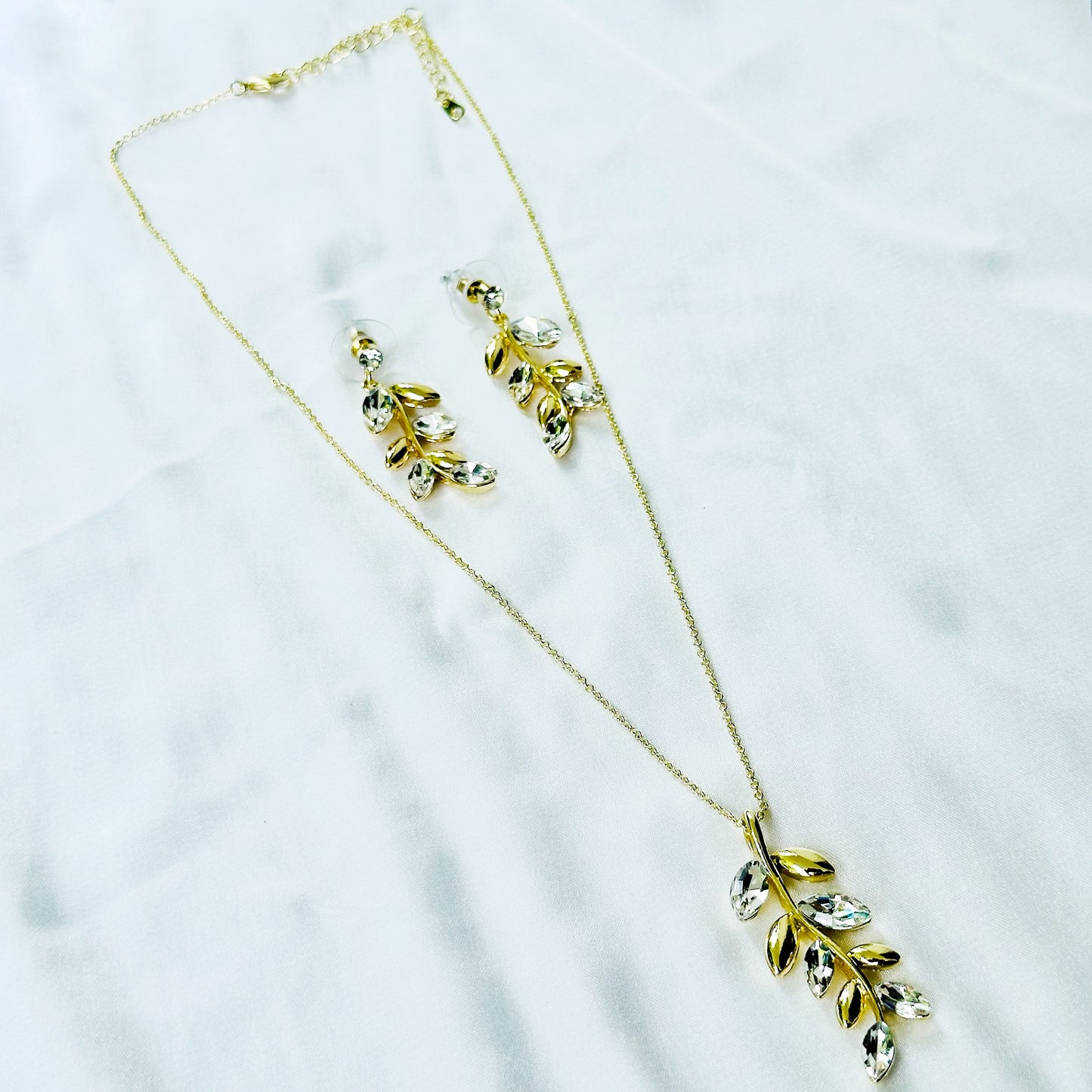Solitaire Cubic Zirconia Leaf DesignAmerican Diamond Gold Plated Pendant Set